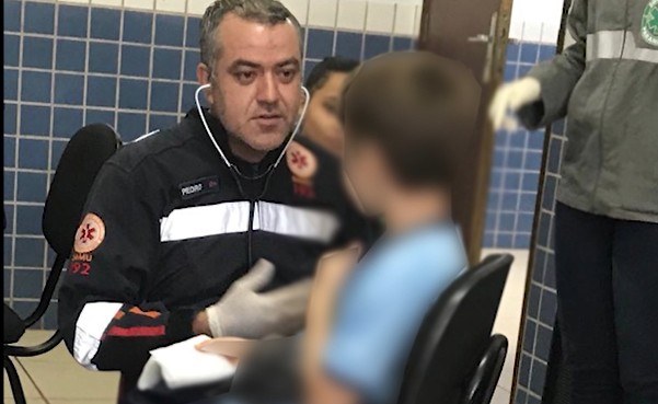 Pedagoga salva aluno de 7 anos que estava engasgado em Sarandi